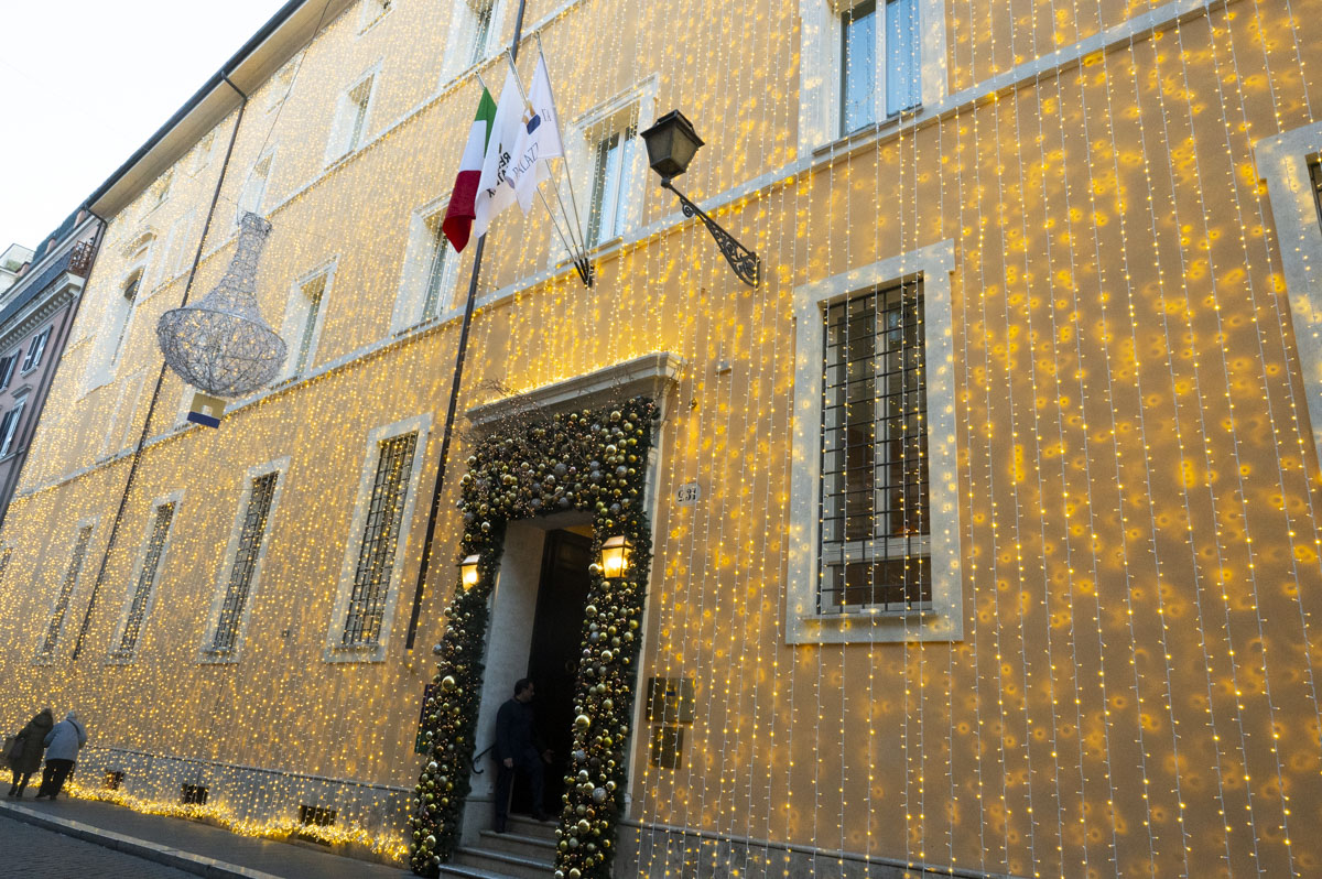 Image: Palazzo Ripetta has one of the most beautiful Christmas lights in Rome.