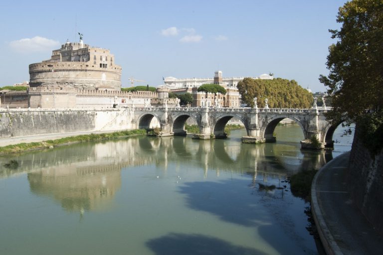 Image: Tiber scenic walks in Rome suggested by Angela Corrias travel advisor.